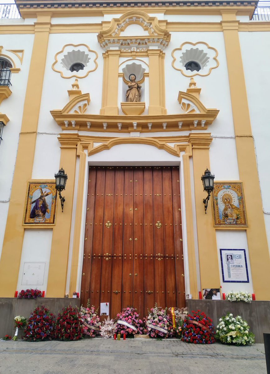 pasionensevilla's tweet photo. 🔴 Multitud de ofrendas a la Esperanza de Triana en este Jueves Santo https://t.co/dQBZXlj2jL #SSantaSevilla20 #SSantaSevABC #MomentosPS #MiércolesSanto https://t.co/WCLHmIJfxF