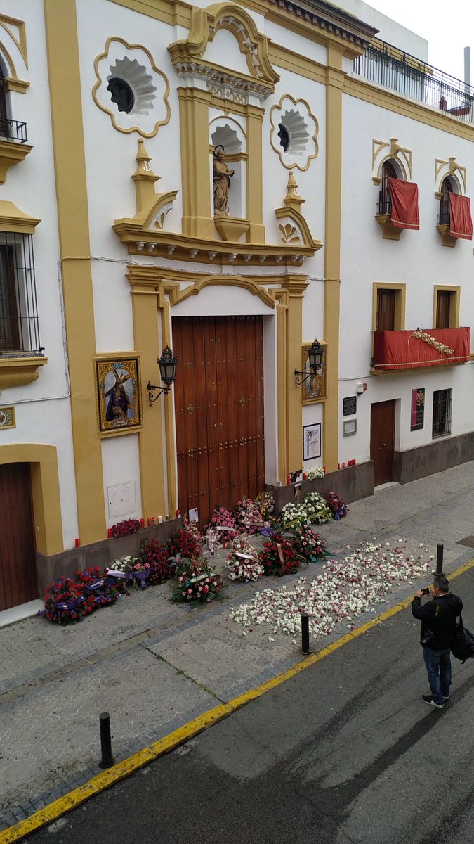 pasionensevilla's tweet photo. 🔴 Multitud de ofrendas a la Esperanza de Triana en este Jueves Santo https://t.co/dQBZXlj2jL #SSantaSevilla20 #SSantaSevABC #MomentosPS #MiércolesSanto https://t.co/WCLHmIJfxF