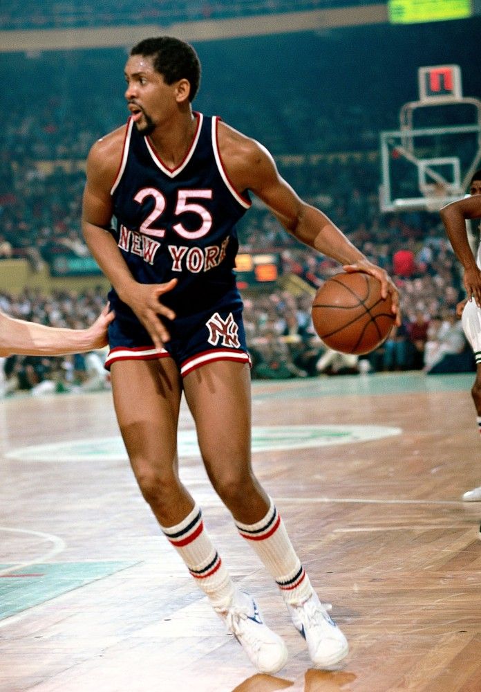 On va débuter par Bill Cartwright, Knick de 1979 à 1988.Poste 5537 matchs 16,8 pts7,1 rbds1 ctr