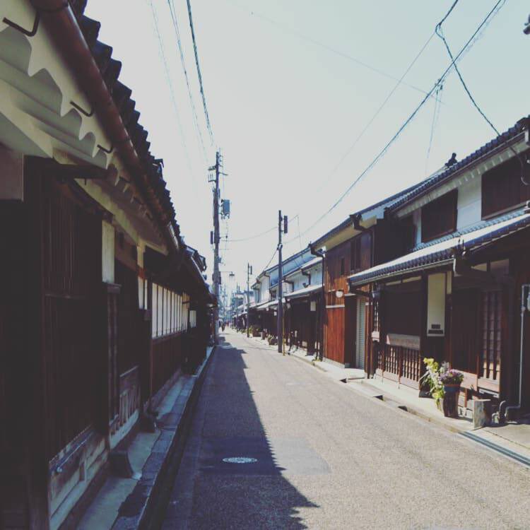 jinmusai's tweet photo. レトロなまちなみ今井町
#今井町
#橿原 #橿原市
#kshr #kashihara
#奈良 #奈良県
#nara
#japan
#レトロなまちなみ
#花甍
#はないらか って読むの
#名前が既にステキ
#今は閉まっているけれど
#来年はきっと
#旅の候補に入れてね
#思い描いた時から
#旅ははじまっている
#はなまっぷ
#エア花見 https://t.co/WEFwGIscqB