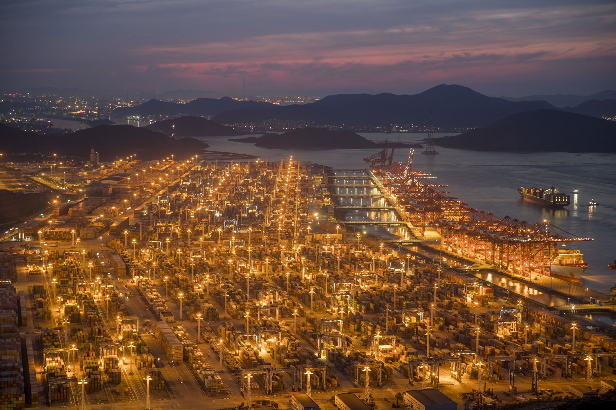 Cctv Asia Pacific A Beautiful Nightscape Came To China Zhejiang Zhoushanport On Tuesday The World S Busiest Port Was Fantastic When Lights Were Turned On At Sunset 年4月7日 中国 浙江