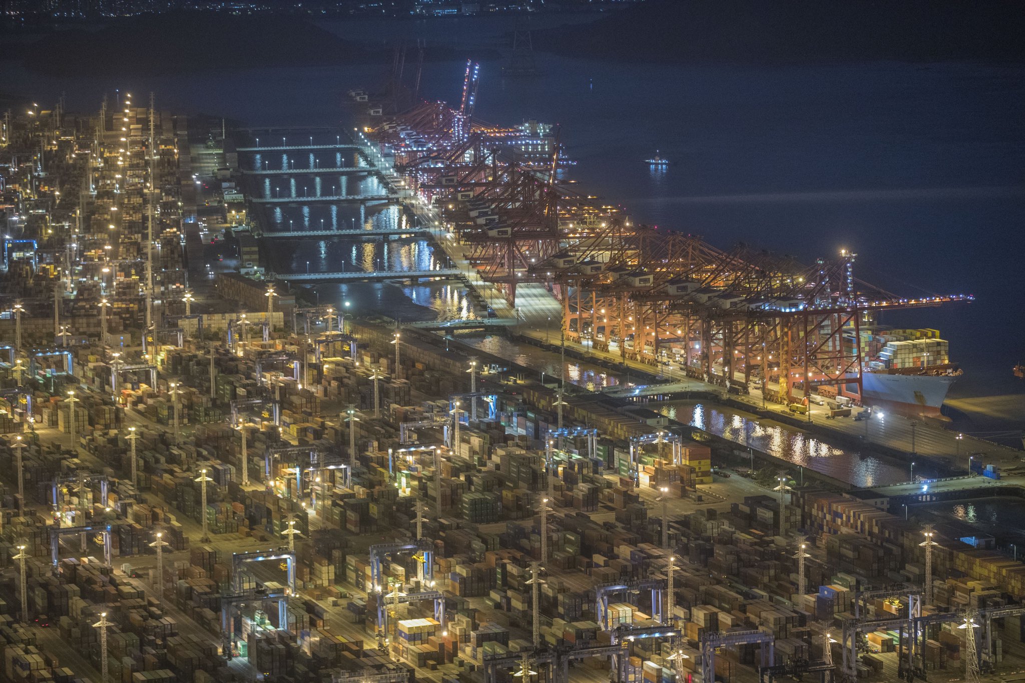Cctv Asia Pacific A Beautiful Nightscape Came To China Zhejiang Zhoushanport On Tuesday The World S Busiest Port Was Fantastic When Lights Were Turned On At Sunset 年4月7日 中国 浙江
