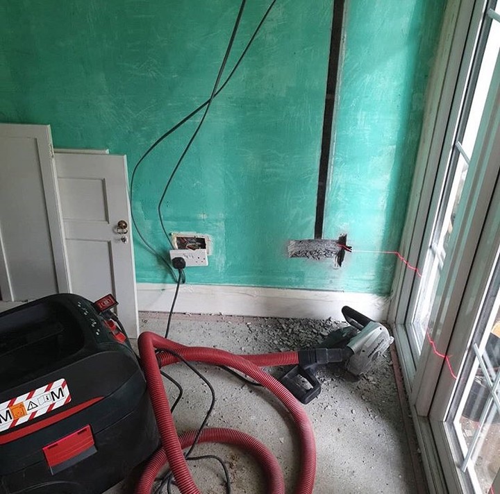 MetaboDubai's tweet image. Game changer for @jrobertselec with Metabo MFE40 wall chaser, 3 blade disc and dust extractor ✅

#metabo #metabouk #wallchasing #wallchaser #sparky #electrician #electricianstools #powertools #dustextractor #dustextraction #electricians