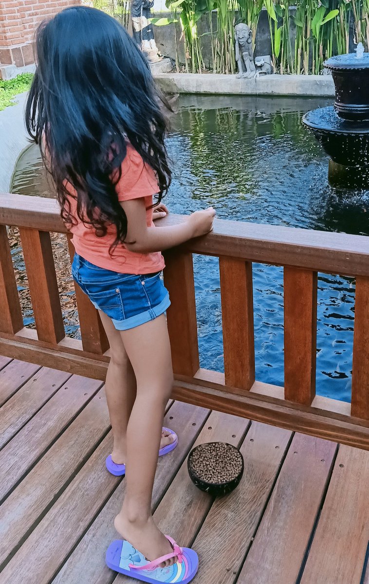 NonikMenik2's tweet photo. nyaman dirumah menggunakan shortpants lengkap dengan sendal jepit kesayangan.
@ilook_NET 
#ilook_low
#shortpantsdirumahaja https://t.co/0unDEepEoa