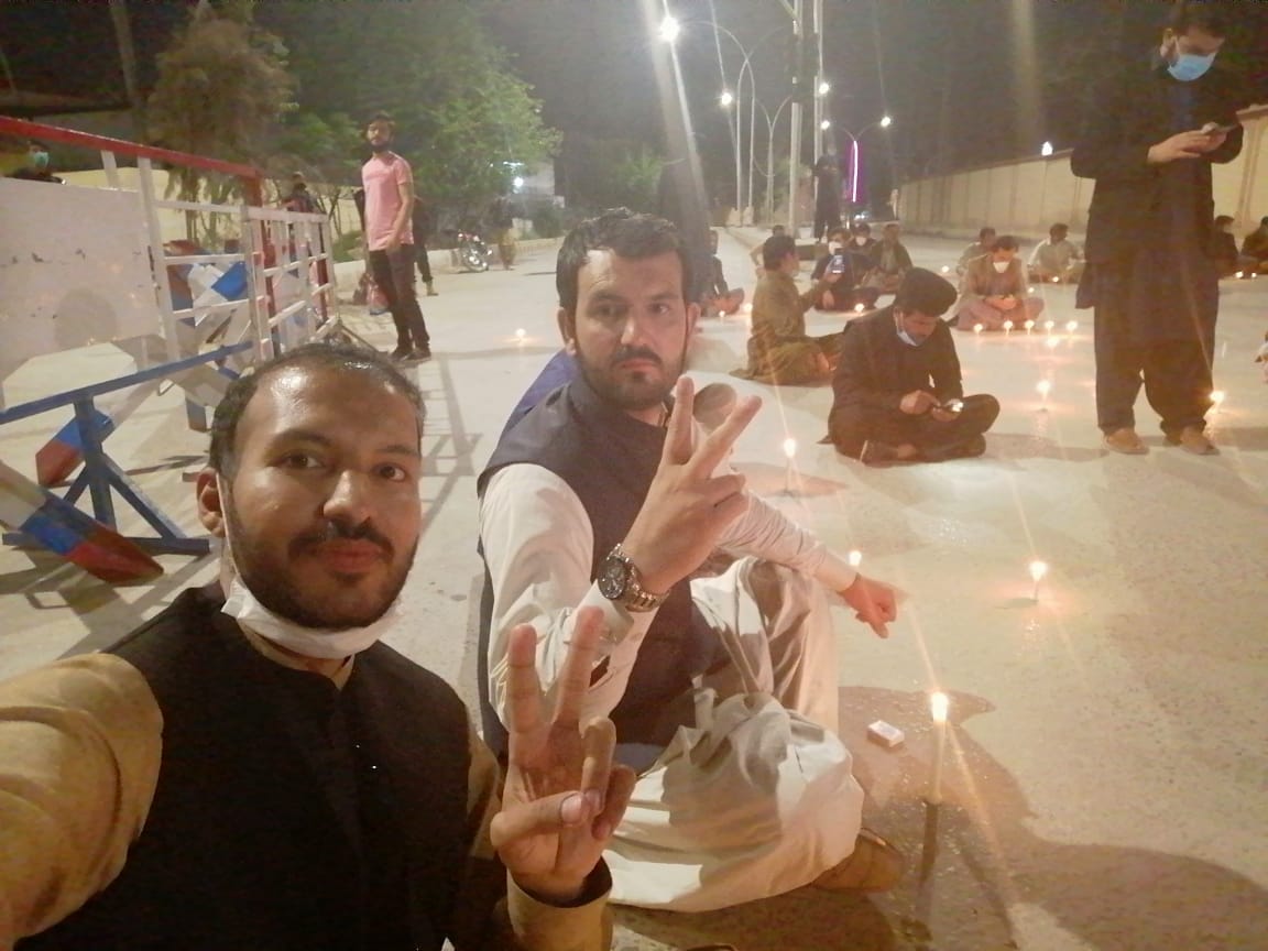 FrontStudents's tweet photo. Baluchistan Govt failed to resolve grieves especially providing of personal protective gears to health care professionals. Doctors gather outside Governor House and started thier protest.

#ProtectDoctorsOfBalochishtan
#ProvidePPEs https://t.co/JKSKAcFJWC