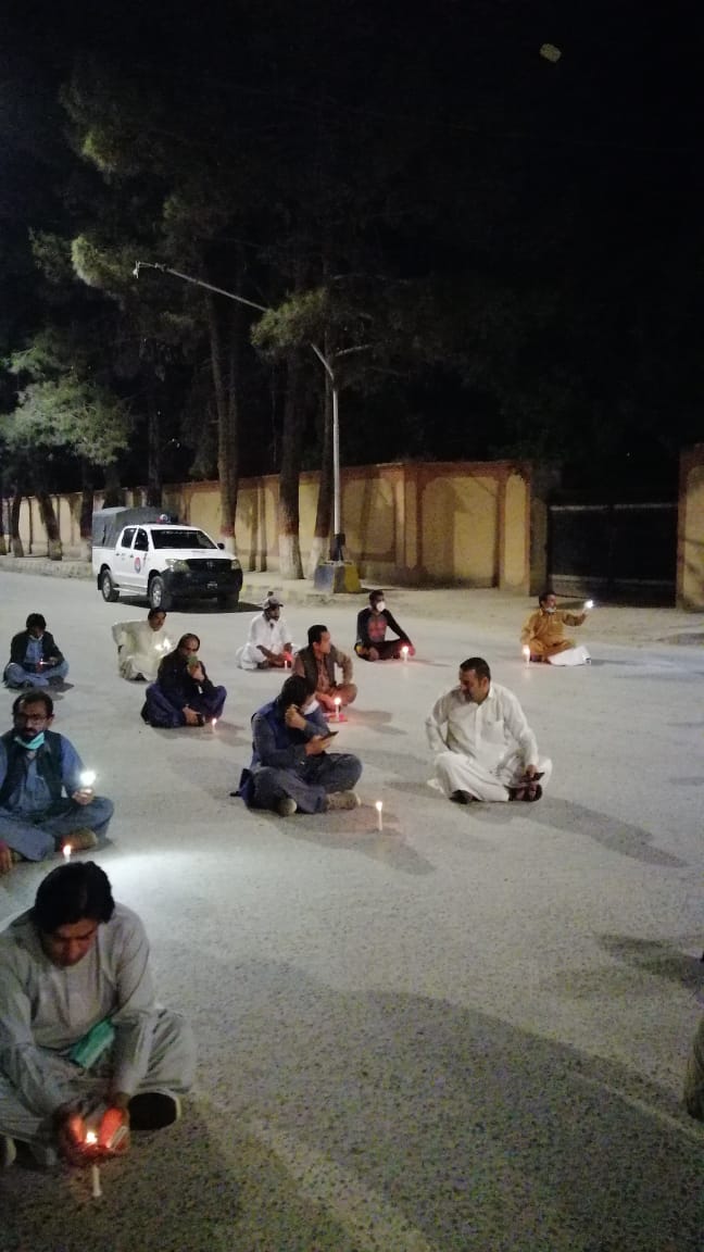 FrontStudents's tweet photo. Baluchistan Govt failed to resolve grieves especially providing of personal protective gears to health care professionals. Doctors gather outside Governor House and started thier protest.

#ProtectDoctorsOfBalochishtan
#ProvidePPEs https://t.co/JKSKAcFJWC