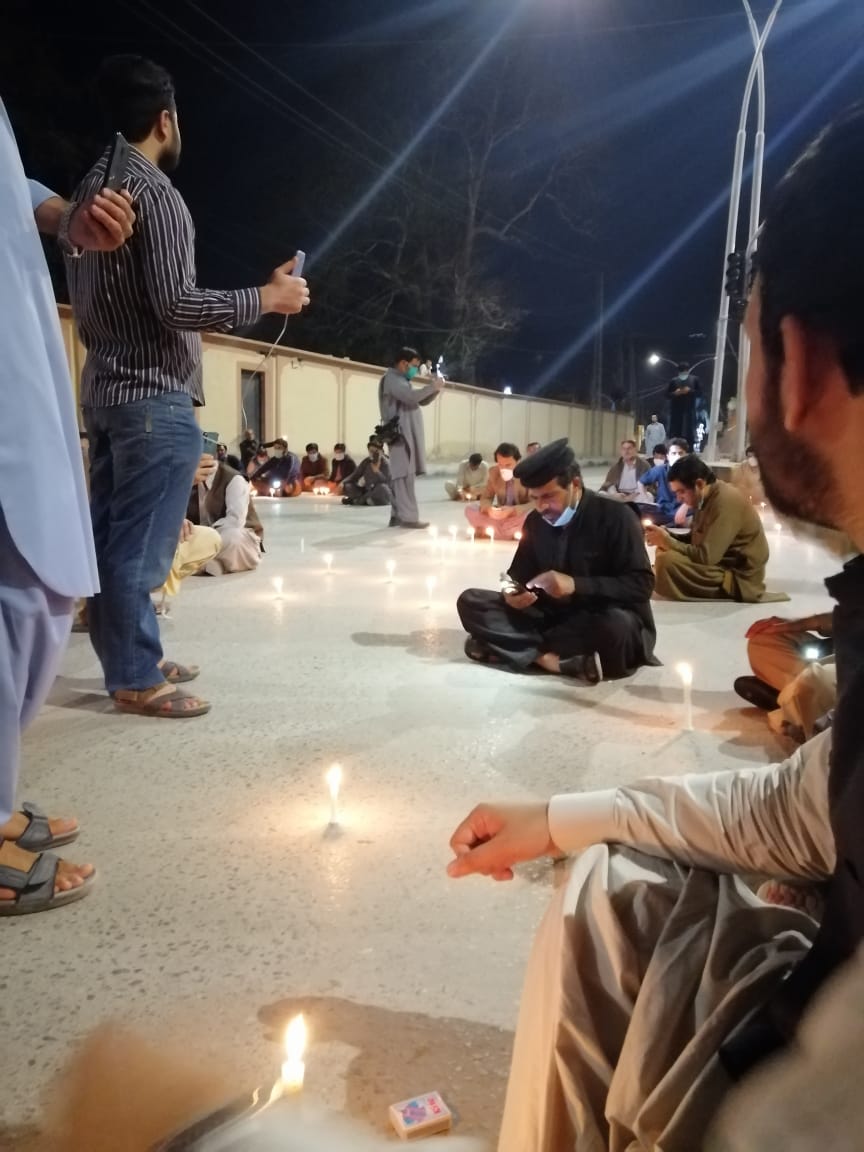 FrontStudents's tweet photo. Baluchistan Govt failed to resolve grieves especially providing of personal protective gears to health care professionals. Doctors gather outside Governor House and started thier protest.

#ProtectDoctorsOfBalochishtan
#ProvidePPEs https://t.co/JKSKAcFJWC