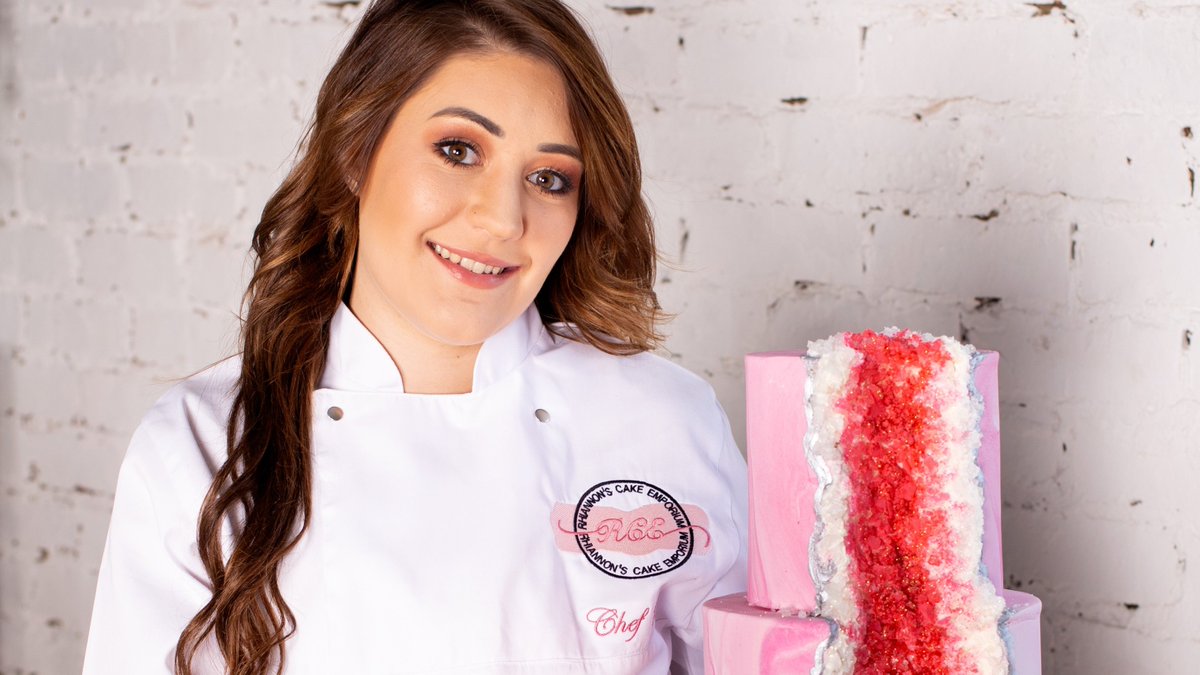 capsicumcooking's tweet photo. #CapsicumChef Alert! Our very own cake boss, Rhiannon Jenkins, is the face behind Bokburg’s Rhiannon's Cake Emporium, spoke to us about her experience studying at Capsicum, her future plans and her passion for the cake industry. https://t.co/JJnyJbCWqD https://t.co/pjzpZQU7D5