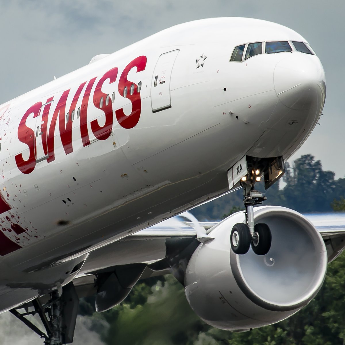 patmurphy747's tweet photo. Swiss 777 HB-JNA departing Zurich with some engine condensation #777 #flyswiss #aviation #aviationlovers #aviationphotography #aviationpictures #aviationdaily #aviationdreams #airplane #avgeek #avgeeksclub #aviationpic #potn #megashot #megaplane https://t.co/3MRVdwUr2K