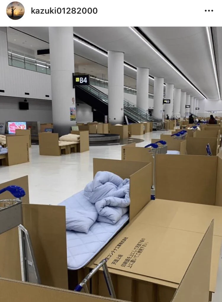 成田空港の様子。海外からの帰国者はダンボールベッドで対応している。