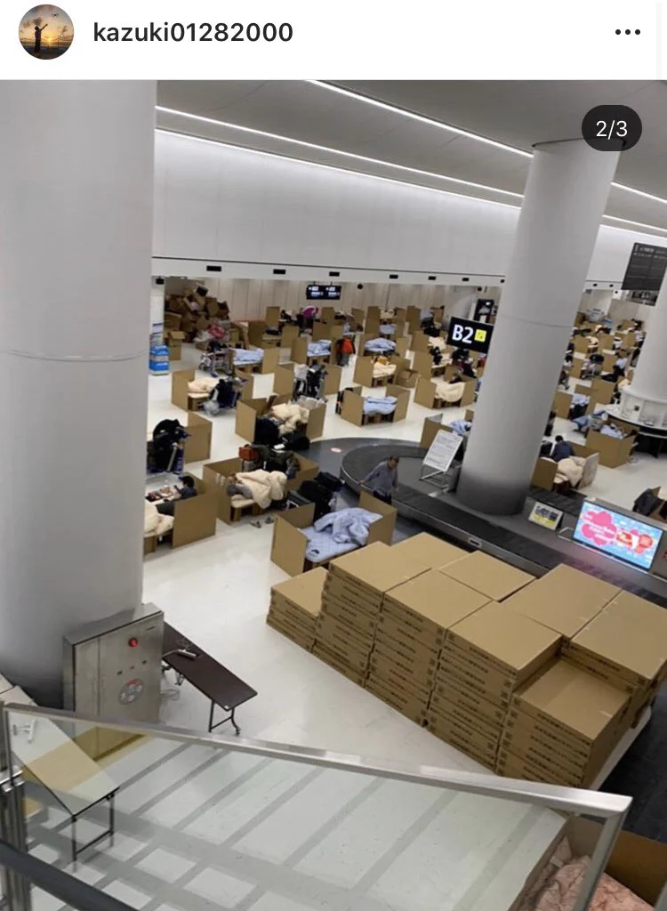 成田空港の様子。海外からの帰国者はダンボールベッドで対応している。