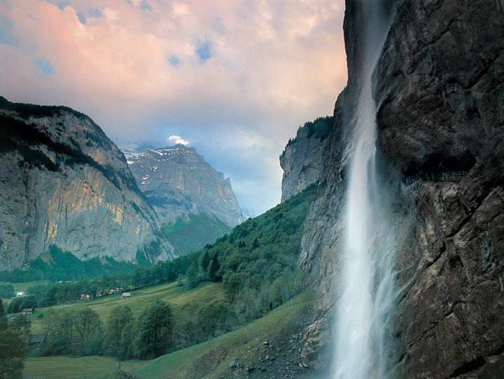 STMediaCH's tweet photo. Gewusst? Der 297 Meter hohe #Staubbachfall im #Lauterbrunnental inspirierte anno 1779 Johann Wolfgang von #Goethe zu seinem berühmten Gedicht «Gesang der Geister über den Wassern»!
#DreamNowTravelLater
@JungfrauRegion @madeinbern
https://t.co/c7OubpZACw https://t.co/jhp637992g