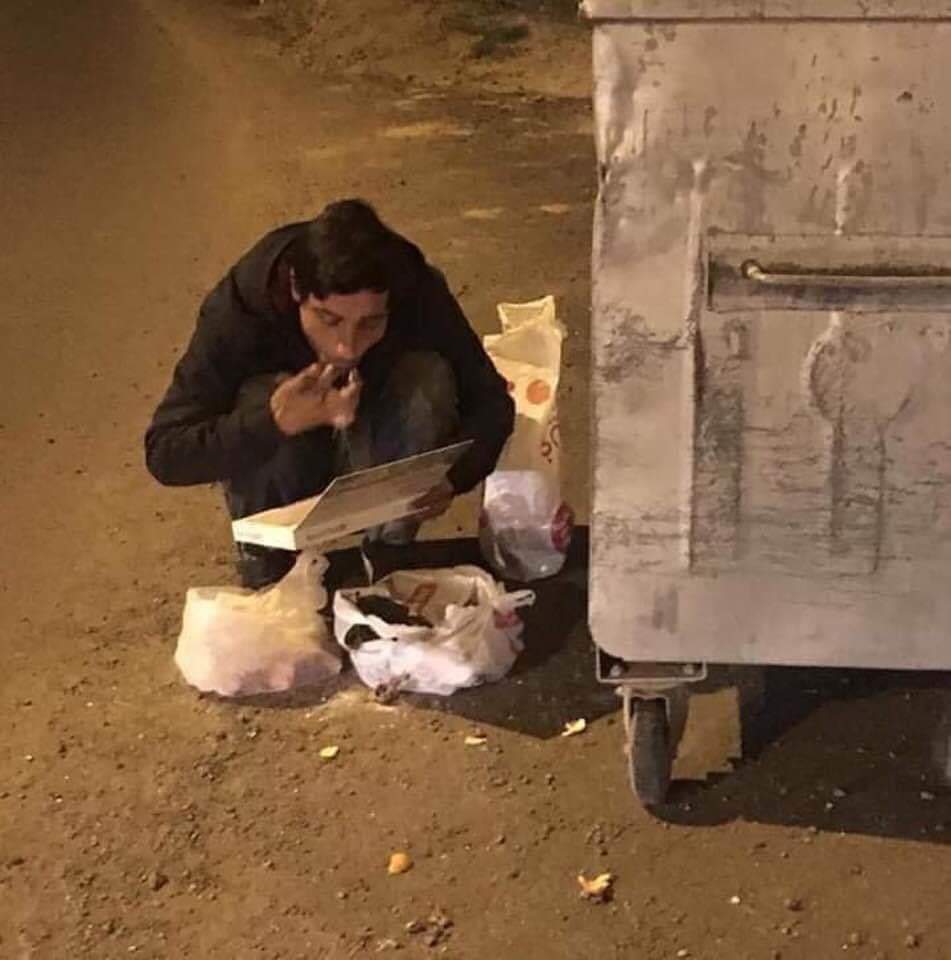 inekaban17's tweet photo. Bu fotoğraf, her partinin, her tarikatin, her cemaatin, her örgütün, her holding binasının önüne asılmalı...
#vaka38226 
#coronavirus 
#Persembe https://t.co/zS2Z7PxRbA