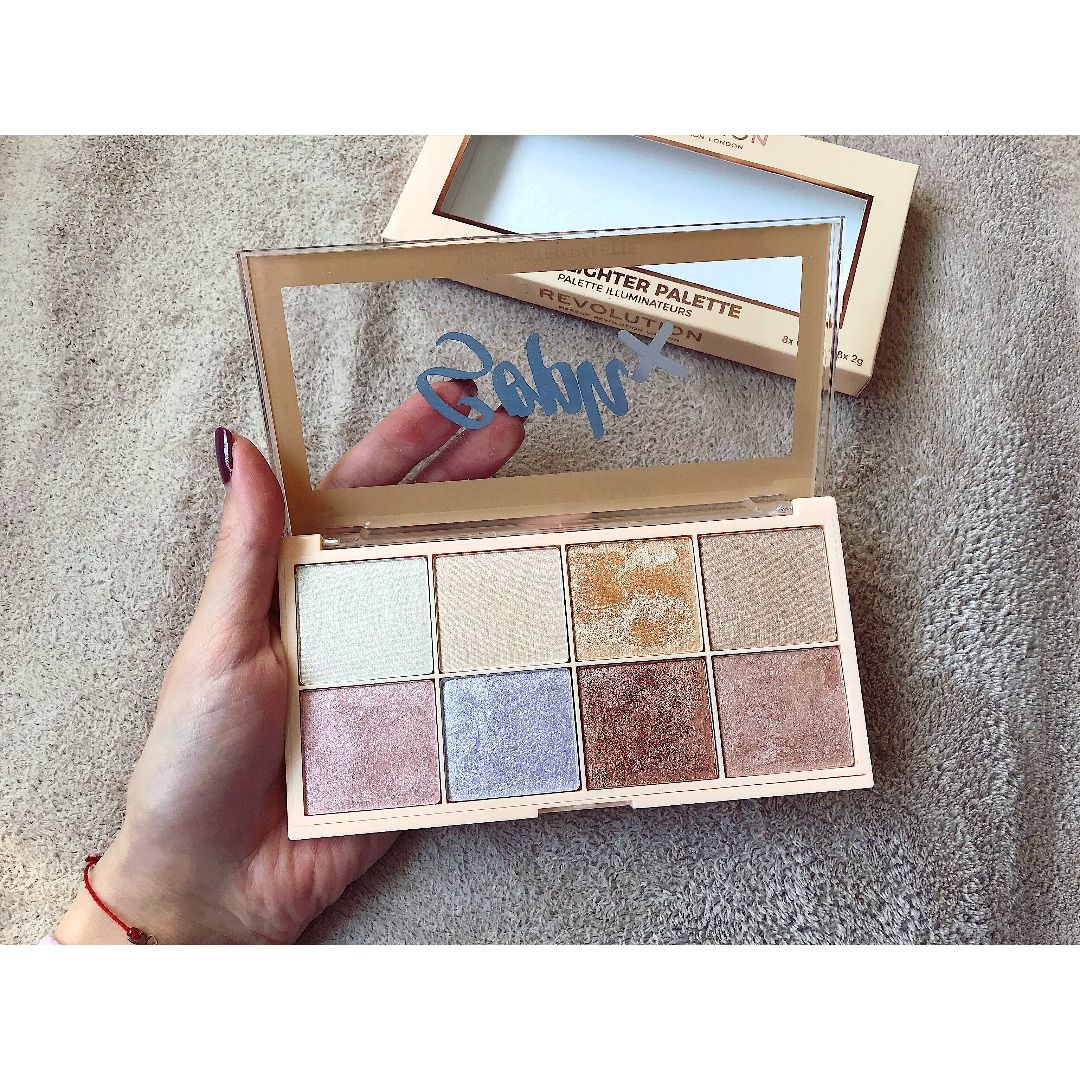 violet__gr's tweet photo. Shine bright ✨✨✨ #palletelove #myvanity #new #highlighter #soph #revolutionmakeup #thebigclean #voxbox #makeup #influenster #PaletteLove https://t.co/doSe3zp8tO https://t.co/lwyJyV9PNu