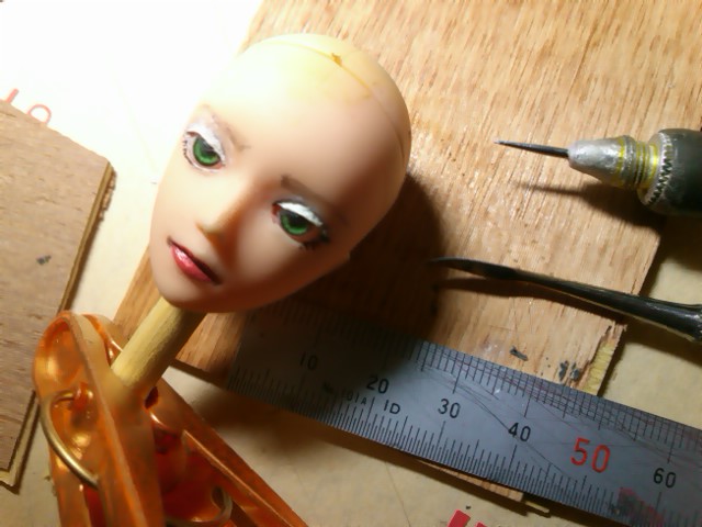 ModelismeJapan's tweet photo. 次回作コスチューム制作進行中。の流れでドールヘッドのカスタマイズ。
市販のオビツヘッドに目玉を入れて・・パテなどで顔の表情を造形していく作業です。かなり #ボーイッシュ　なイメージでベリーショートで。
色気も欲しいという欲張り計画。
#ドールヘッド　#カスタムドール
#Agalmatophilia https://t.co/Sn20VntKH5