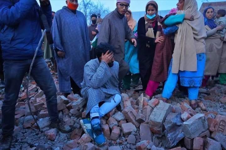 Mekmiri's tweet photo. مقبوضہ جموں  کشمیر میں آج بھی نہتے کشمیریوں کے گھروں کو کیمیکل سے خاک کی ڈھری بنایا جا رہا ہے۔
سب خاموش تماشائی بنے بیٹھے ہیں😭😭😭💔💔💔
بچیں گے ہم بھی نہیں یاد رکھنا مرو گے تم

#چنار_کے_باسی🍁 
#KashmirLockdown https://t.co/QkNVnQgRh9