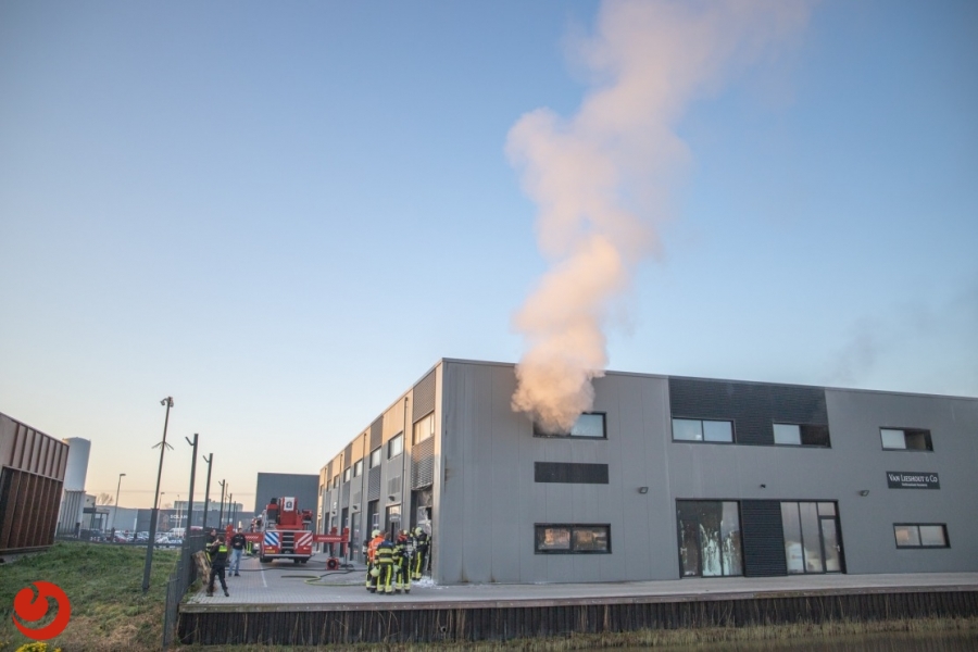 Forse brand in bedrijfsunit - LEEUWARDEN – Een forse binnenbrand heeft donderdagochtend flinke schade aangericht in een bedrijfsunit aan de Freark Damwei. Om... -..