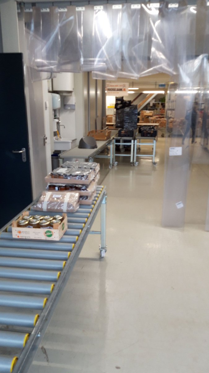 Vanmorgen deze 230 potjes VanTosse honing aan de <a href="/VoedselbankOss/">VoedselbankOss</a> <a href="/DatisOss/">Dat is Oss</a> geschonken namens de bijenvereniging Oss .