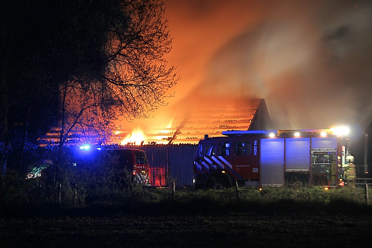 Uitslaande brand in schuur Dijkerhoekseweg #holten #nieuws #Brandweer -..