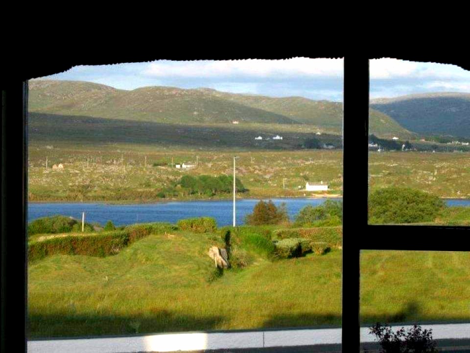 annie_mcginley's tweet photo. I am incredibly lucky to have a holiday home, every Easter would find me there sipping my morning coffee enjoying the view from my sofa. This Easter won't,  I'll be putting my neighbours, friends and family in Donegal first and #StayingAtHomeChallenge #COVIDー19 #lockdown https://t.co/rxo4lTGnLl