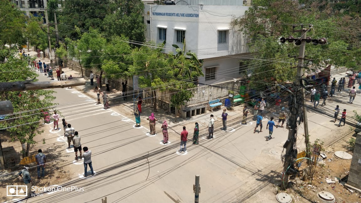 MMatrusri's tweet photo. @KTRTRS @GandhiArekapudi @jagadishvcorp @DrRanjithReddy @bonthurammohan @AnilKavuri
Day 9: Food donation @society office for construction labor and needy.  we are able to distribute afternoon  lunch for around 500 members daily. We are maintaining social distance. https://t.co/8UnyV9WK8f
