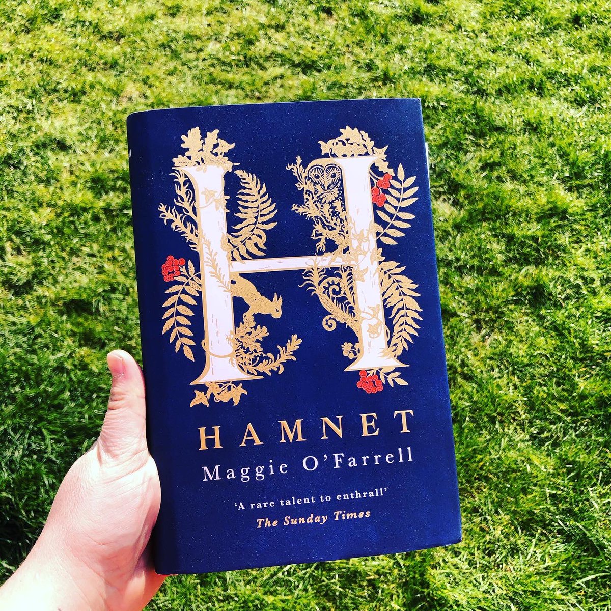 rachaelsreads_'s tweet image. 𝔹𝕃𝕆𝔾𝕊𝕋𝕆ℙ: ᕼᗩᗰᑎET ᗷY ᗰᗩGGIE O’ᖴᗩᖇᖇEᒪᒪ
‘This is (and will remain) my book of 2020’ 
#blogtour #bookreview #randomthings 
@annecater @midaspr @TinderPress @PublicityBooks 
💙 
instagram.com/p/B-wIGtrg1um/