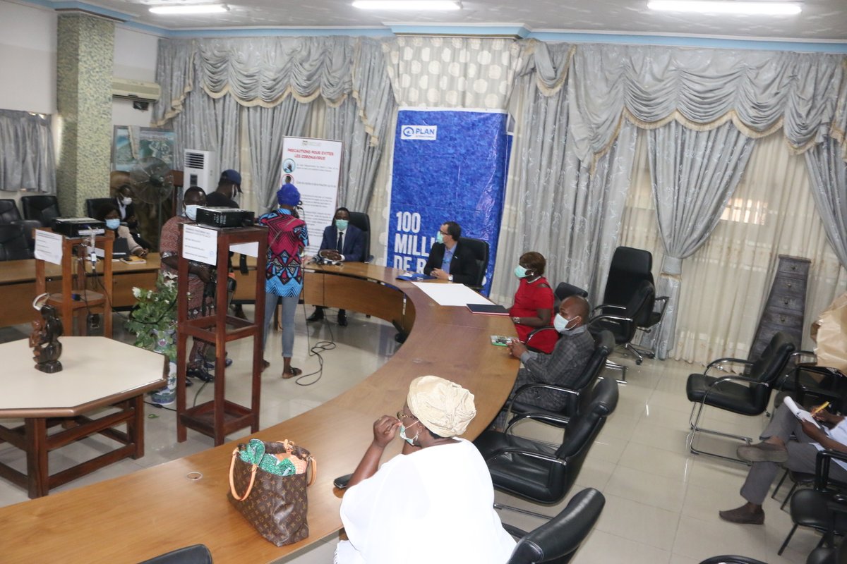 PlanIntlBenin's tweet photo. Nous avons remis hier un chèque d'une valeur de #40MILLIONS de francs CFA au Ministère de la Santé pour contribuer à la mise en œuvre du plan de riposte du Gouvernement du Bénin contre le #COVID19. @PlanDanmark @CARE_BeninTogo @RFIAfrique @gouvbenin @RadioAheme @RadioBenin. https://t.co/GcvdMd8Gw5