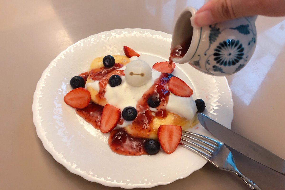 moko_eaka's tweet photo. 昨日販売されるはずだったベイマックスのパンケーキを自宅で再現してみました🥞🍴
本物が待ち遠しいーー！！😭

#HomemadeDisney 
#おうちディズニー https://t.co/HFfJ4qcV17