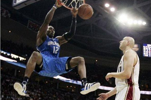 巔峰的Howard為何被譽為「魔獸」？這五張圖片能給你答案，碾壓對手不服也沒辦法！-黑特籃球-NBA新聞影音圖片分享社區