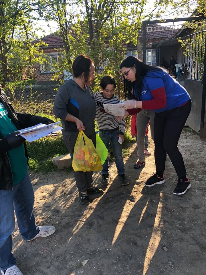 ROMACT_EC_CoE's tweet photo. #Communityactiongroup in #Isperih🇧🇬 celebrated #InternationalRomaDay by providing dozens of families in need as a consequence to #COVID19 crisis with basic food packages&amp;cleaning products thanks to the generosity of private donors. 
 amazing #covid19peopleinaction
#ROMACT #RomaEU https://t.co/512bcuiZMy