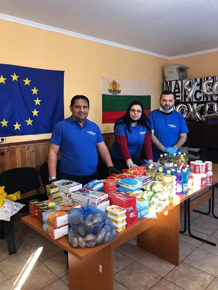 ROMACT_EC_CoE's tweet photo. #Communityactiongroup in #Isperih🇧🇬 celebrated #InternationalRomaDay by providing dozens of families in need as a consequence to #COVID19 crisis with basic food packages&amp;cleaning products thanks to the generosity of private donors. 
 amazing #covid19peopleinaction
#ROMACT #RomaEU https://t.co/512bcuiZMy