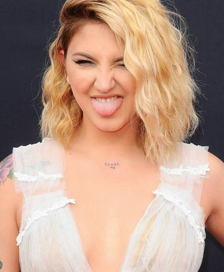 İlk  NY'da bir bir binaya Julia'nın şarkısı konulduğu zaman Julia'nın tepkisini görmek için kaydırın