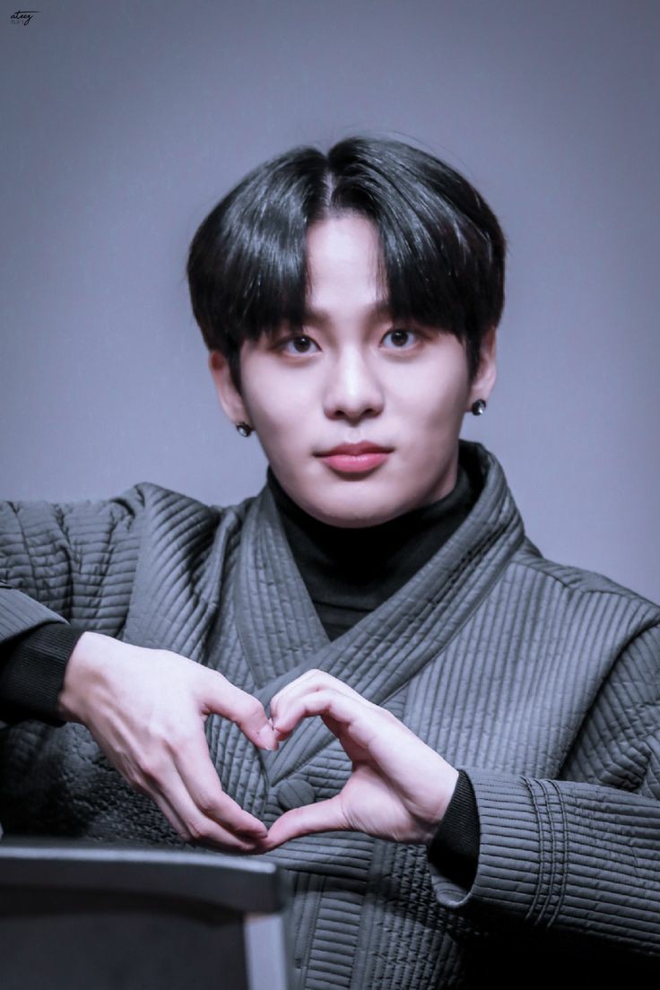 6. Boyfriend MaterialDid?? Y& #39;all?? See?? Those?? This is such a perfect moment that you just want to be his girl. He will protect you all the way, remember he can smash watermelon?"Don& #39;t you dare to touch y/n, or you will never feel your head again."