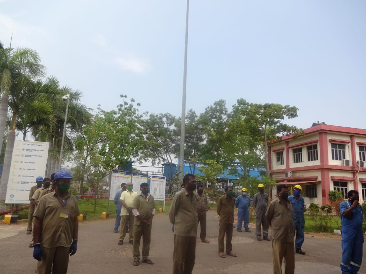 BpcRetailKTOP's tweet photo. Awareness session for contract staff,workmen,security personnel about Arogya setu app by BPCL Kondapalli team #SocialDistanacing #IndiaFightsCorona  #Maskforeveryone #AarogyaSetuApp @BPCLimited @SaibalMukherji @ts_state
@8singhi @BPCRetailVijayw @singharunbpcl @Rajeshkumbhare6 https://t.co/FoVyF1h2zA