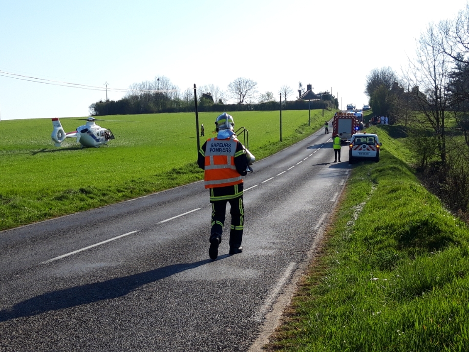 Gazette50's tweet photo. Grave accident à #Juvigny entre #Avranches et #Mortain ce matin. Le @SDIS50 engagé avec l'HéliSmur 61 : https://t.co/vdcbso9mzk @NormandieActu @LaPresseManche @lavoixlebocage @LePublicateur @OrneCombattante https://t.co/V4ViLAmxDJ