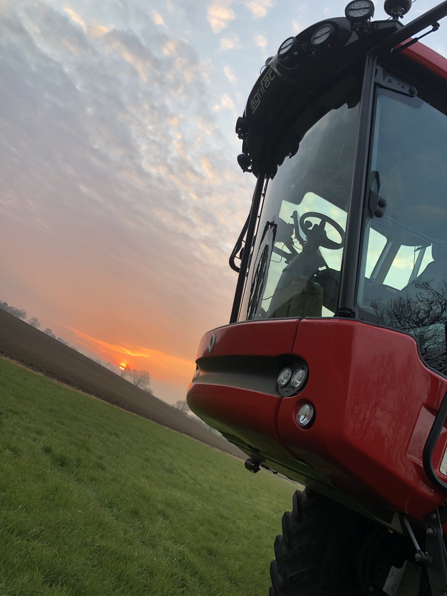 _martinandrews's tweet photo. Beautiful morning ๐. A bit of liquid Fertiliser before cracking on with the T0โs #condorV #livingthedream #earlymorning #BuyBritish @AgrifacUKLtd @Agrifac https://t.co/wc2HPUecIr