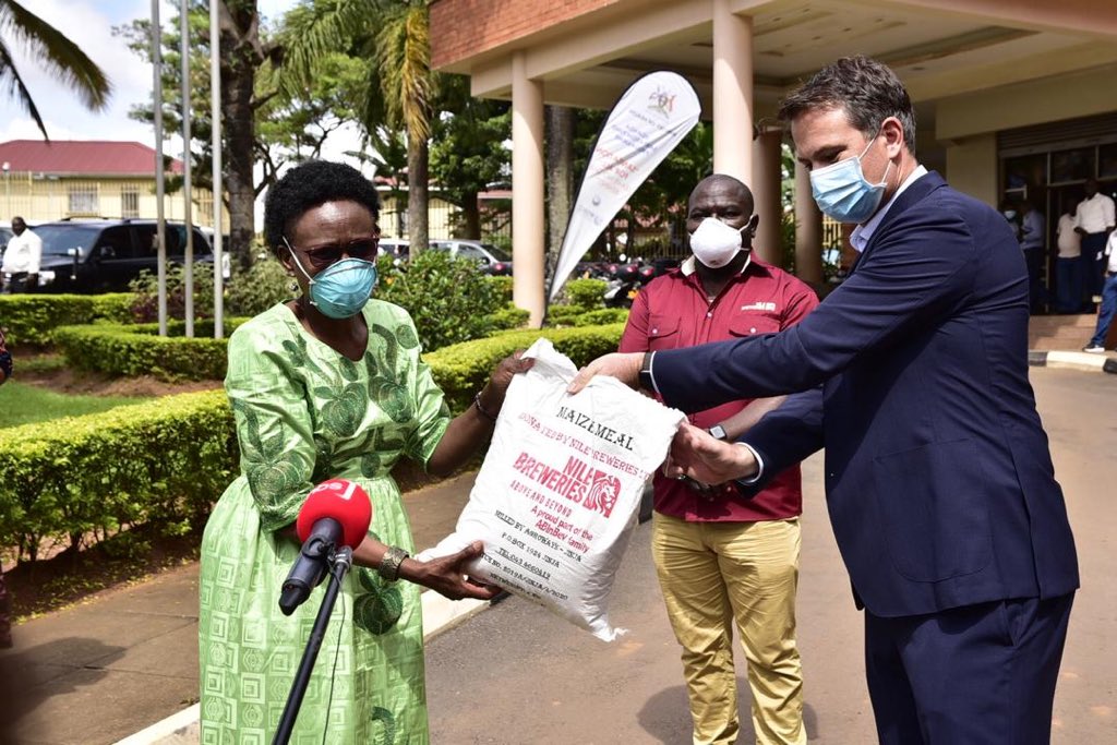 MinofHealthUG's tweet photo. Nile Breweries Limited donates 30 tonnes of maize flour that will feed at least 4,000 families in Buikwe, Mbarara and Kampala. This donation will go a long way in supporting @GovUganda interventions in feeding communities affected by the lock down.
📷: @bamulanzeki #STAYSAFEUG https://t.co/hHDbSFweZg