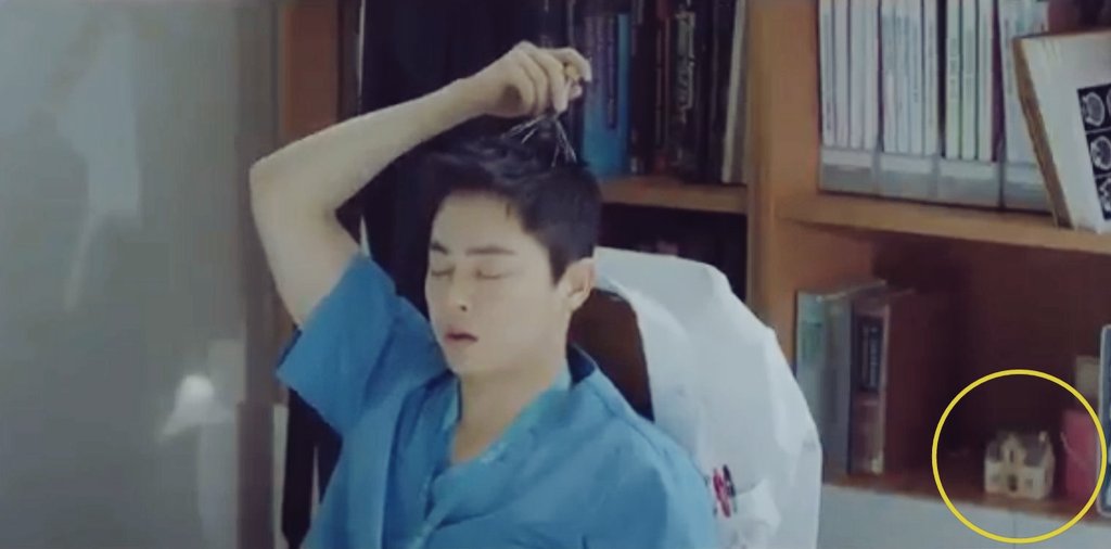 mind-blowing.in episode 3, ikjun was all over songhwa's work space. he even placed the brain model in front of him. is that a miniature house/home ??? appear. disappear. i'm— #HospitalPlaylist