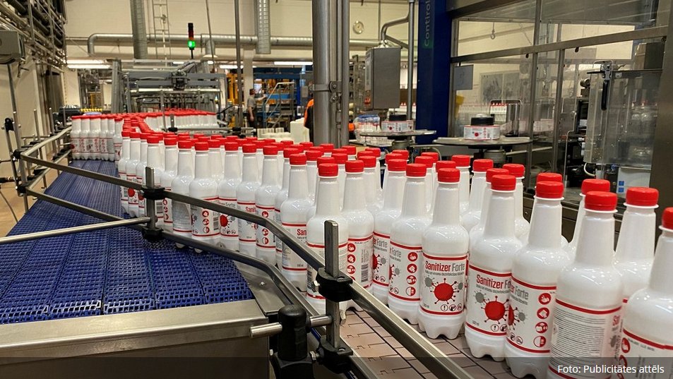 AS <a href="/CesuAlus/">Cēsu alus</a> uzsākusi ražot roku un virsmu dezinfekcijas līdzekli. Pirmajā partijā plānots saražot 70 000 pudeles dezinfekcijas līdzekļa "Santizer Forte", kas tapis uz etilspirta (sastāvā 70%) un glicerīna bāzes, pildīts 500 ml tilpuma pudelē. lsm.lv/raksts/zinas/e…