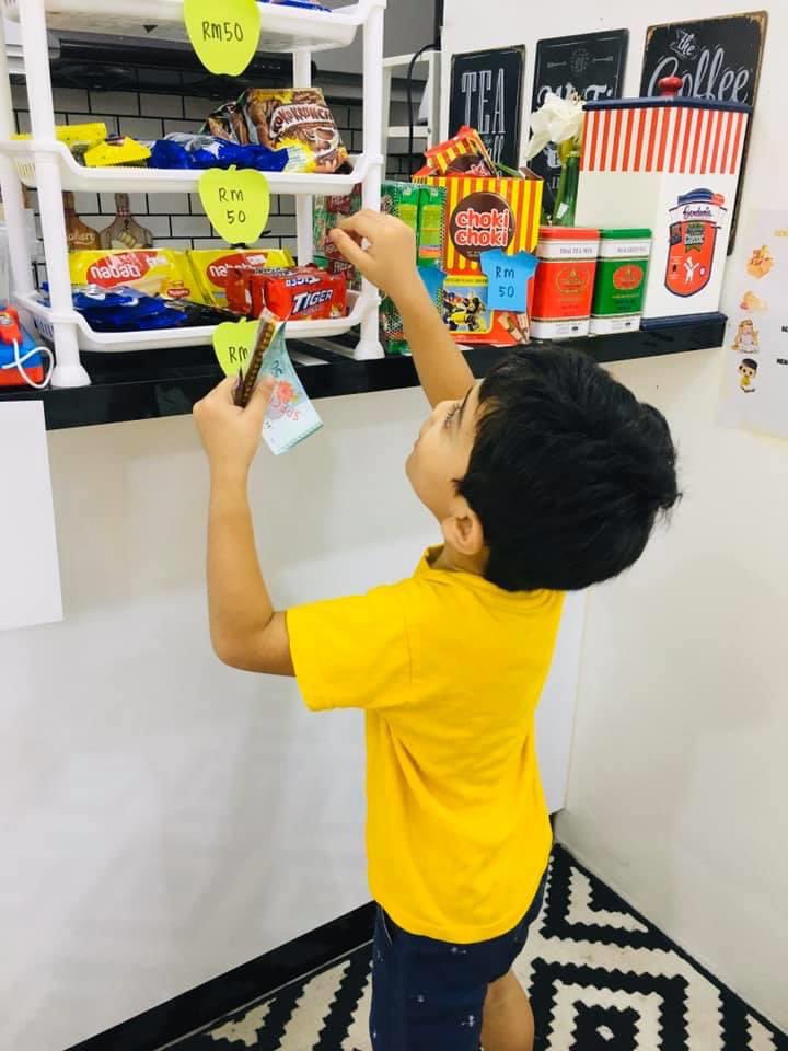 AinIsmail_'s tweet image. weh creative gila mak dia buat macam ni 😂👌🏻