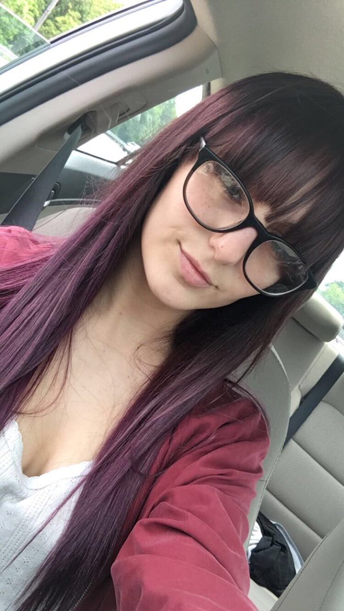 SadbaffoonMV's tweet photo. ugh i want bangs again someone tell me no https://t.co/R6BuprFPLJ