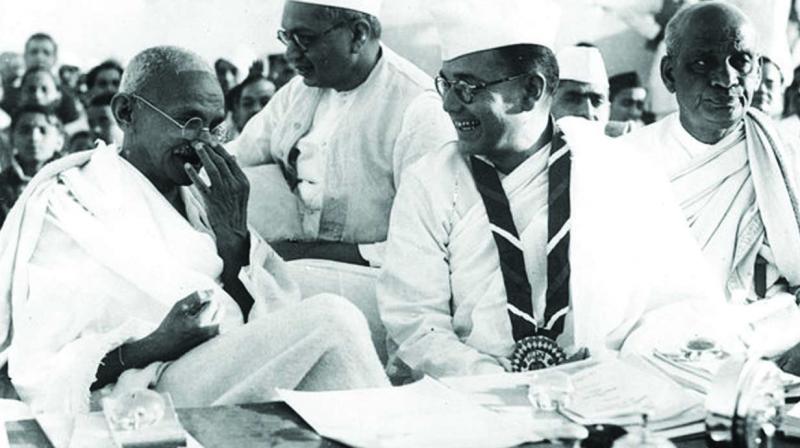 ❝सुभाषचंद्र बोस, महात्मा गांधी, काॅंग्रेस आणि हिंदूत्ववाद्यांचा अपप्रचार❞वयाच्या 24व्या वर्षी सुभाषबाबू राजकारणात आणि स्वातंत्र्यलढ्यात उतरले. त्यांचे गुरू होते बंगालचे त्यावेळचे नेते चित्तरंजन दास. त्यावेळी ते ही काॅंग्रेसमध्येच होते. म्हणून सुभाषबाबूही काॅंग्रेसमध्ये गेले.