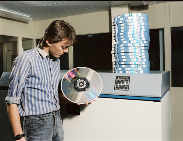 RutherfordApLab's tweet photo. Today's #ThrowbackThursday features #transputer equipment from the #80s. The National Transputer Centre was opened in Sheffield in 1987, with Regional Centres in Strathclyde, Liverpool, Southampton, Belfast and at RAL๐ฟ
Can you guess what year this was taken?๐ https://t.co/u0RBo0yCZ8