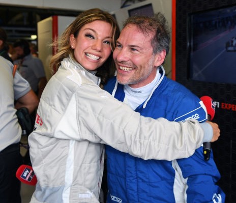 MasolinFan's tweet photo. Tanti auguri Jacques!🎂🍾 Compie 49 anni il mitico Villeneuve, che non si può non amare per la sua stravaganza! Ma è stato anche campione del mondo nel 97 e con  @FedericaMasolin anche pilota di f1 biposto! Il miglior augurio è: non cambiare mai! #jacquesvilleneuve #f1 #skymotori https://t.co/lg9U9EMcWp
