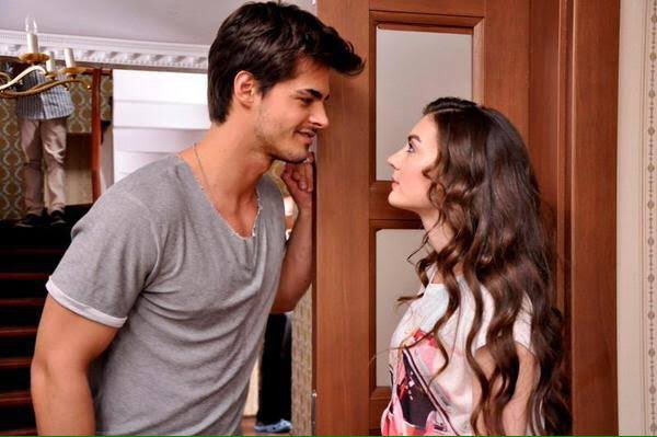 DTural's tweet photo. Nazlı : Şu an annem odaya gelse ne diyeceksin acaba çok merak ediyorum.

Savaş : Nazlı beni odasına çağırdı diyeceğim.

#GüneşinKızları #SavNaz https://t.co/XmTQ3f6bGM