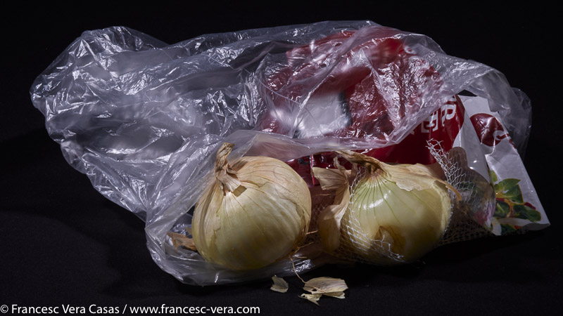 francescveracas's tweet photo. Diari de #quarantena amb natures mortes. Una vella dita afirma que on entra la ceba no hi entra el doctor…, esperem-ho, passeu un bon Dijous Sant. #bodego #ceba #still_life #onion #quarantine https://t.co/ElupzMMTWh