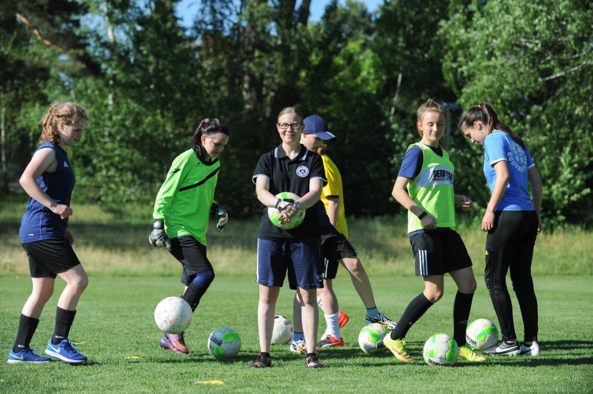 TeBe wird heute 118 Jahre alt. Da keine Party möglich ist, beschenken wir und selbst – mit dem ersten Neuzugang für die Saison 20/21. Chantal Hoppe, Ex-Bundesligaspielerin und Leiterin des Mädchenbereichs, kehrt in den Eichkamp zurück. Was sie hier vorhat, verraten wir am Abend.