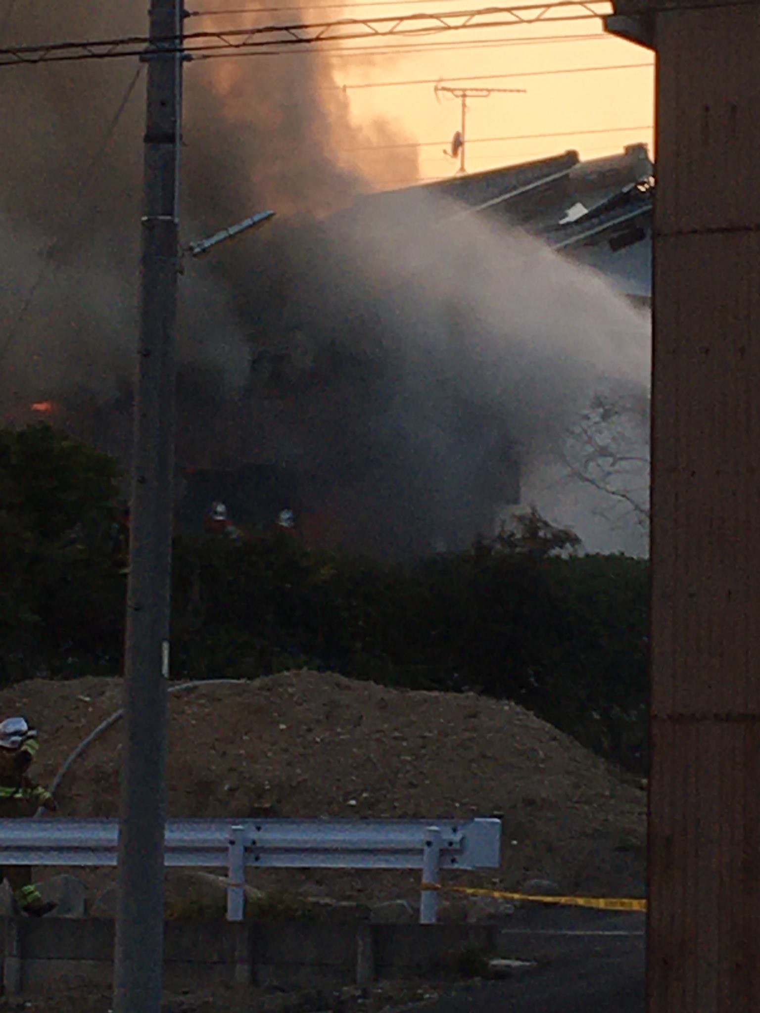 名古屋市緑区平手北２丁目の住宅で火災が起きている画像