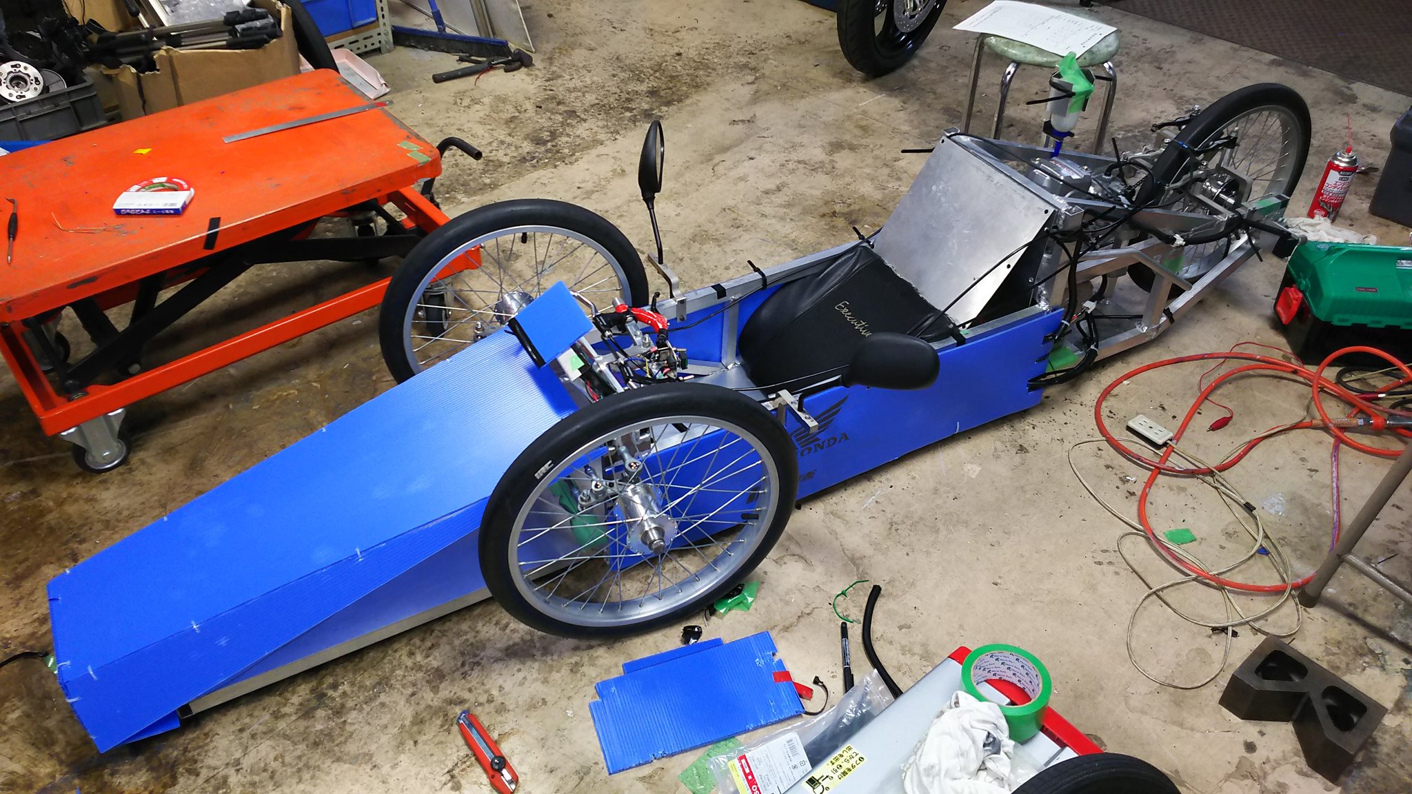松江高専エコラン 新入生の皆さん 車やメカに興味がありませんか 松江高専エコランではカブのエンジンを使ったマシンの製作 燃費記録更新を行っています ４棟１階ものづくり実験室で活動中です 気軽に足を運んでみてください 松江高専 松江高専