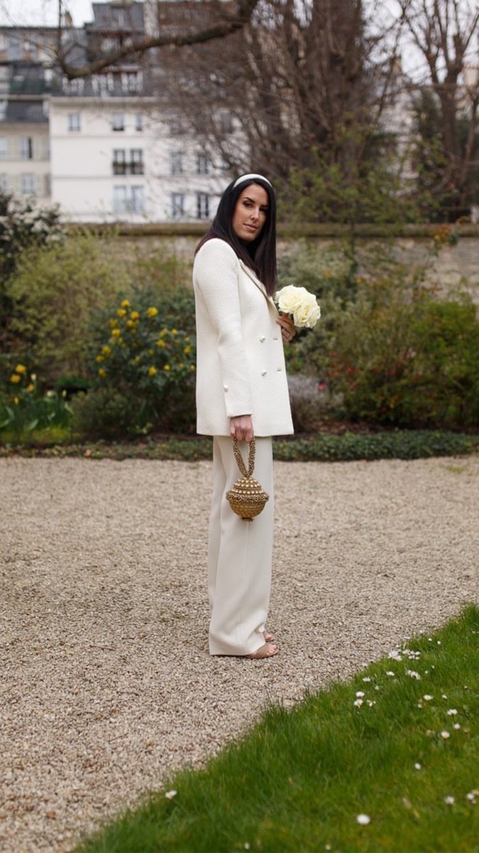 MaeCassidy_'s tweet photo. Love at first site 💍♥️♥️♥️ The most chic customer bride wearing our #SimiSparkle Clutch at her beautiful Parisian wedding. 🇫🇷✨ #MaeCassidy #ParisianChic #VisionInWhite #UnCoupDeFoudre
Available @NETAPORTER & https://t.co/ocDjPcGS1d https://t.co/WXVgQVcxaF